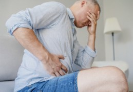 [胰腺是不是在胃的左面右面]不要以为上腹痛就是胃痛，也可能是4个器官出了问题，一文说清楚