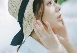 她撩了一下被打乱的头发，没什么表情，任凭那个女人指着她骂免费阅读全集