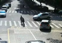 这位18岁小哥哥，你在街头的样子太帅了！