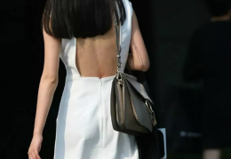 [现代小姐姐街拍图]街拍，图3美女真空上街，最后一位少妇才是男人喜欢的性感尤物｜尤物｜少妇｜上街