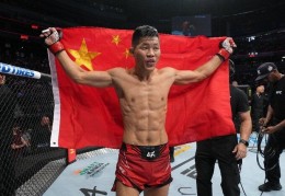 UFC格斗之夜：李景亮TKO“散打沙皇”穆斯里穆，展示国旗怒吼庆祝