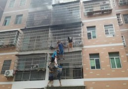 救命的人梯！永州一居民楼起火6位男士搭人梯救出2名被困女童